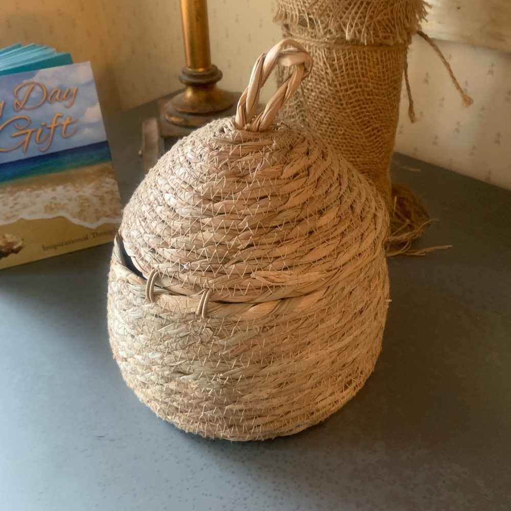 Home Accents, HANDWOVEN Bee hive inspired, Bee skep-shaped straw basket. - Picture 3 of 10